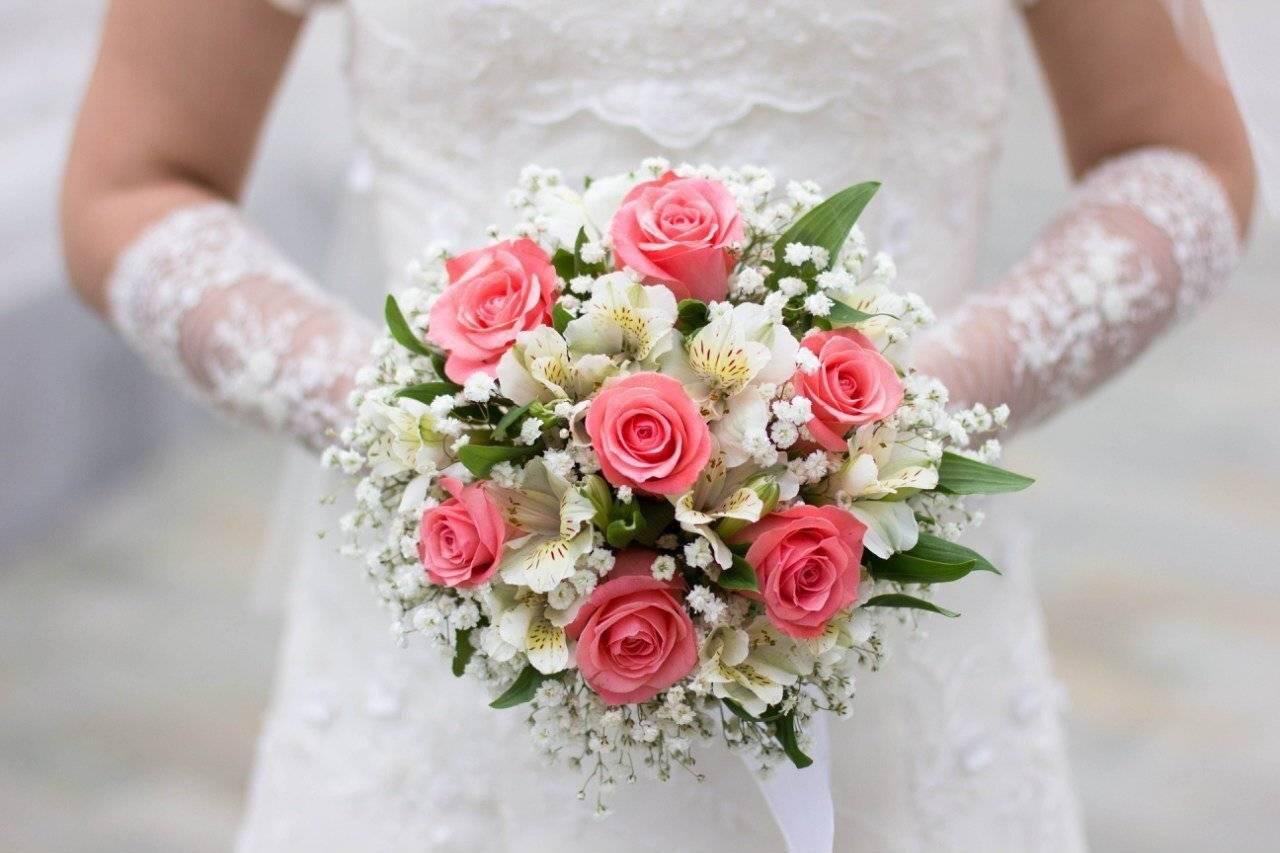 Seasonal Splendor: Choosing Flowers for Your Wedding Date